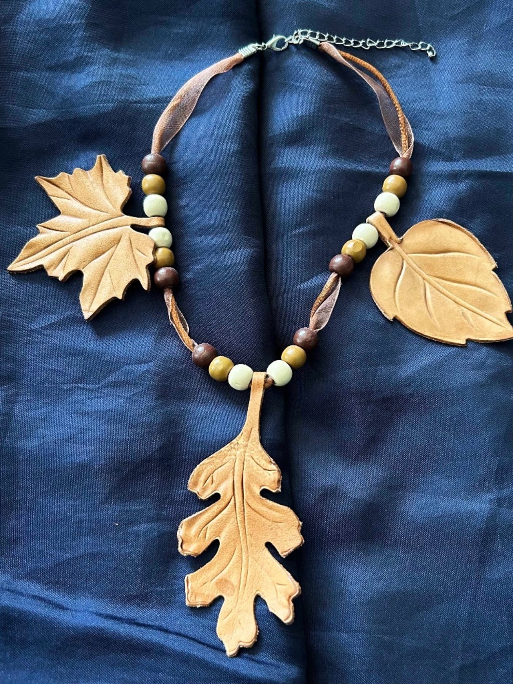 NECKLACE LEATHER TREE LEAVES TAN WITH WHITE/LT BROWN/DARK BROWN BEADS ON SILK